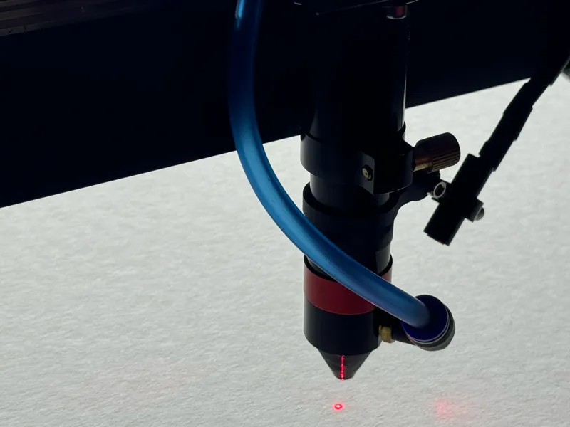 Laser CO2 podczas cięcia